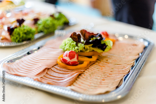 silberne Platte mit Aufschnitt und Gemüse in einem Restaurant
