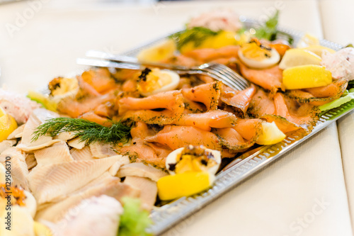 frischer Lachs mit Dill auf silbener Platte