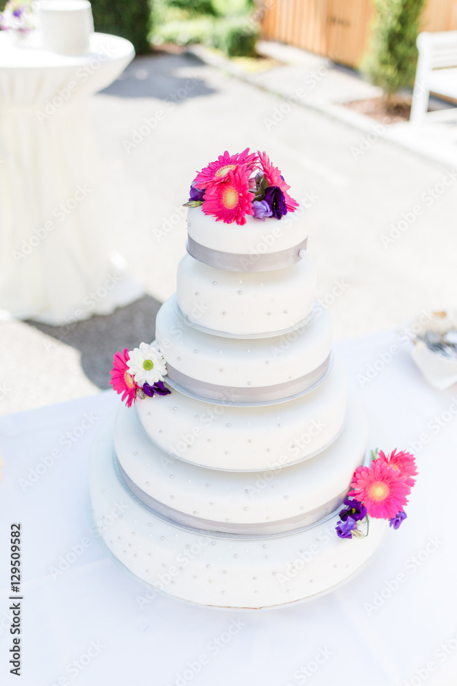 weiße Hochzeitstorte mit mehreren Stockwerken