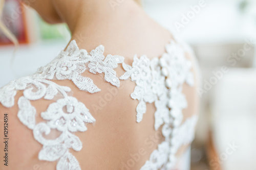 detail von Hochzeitskleid bei der Anprobe vor der Zeremonie