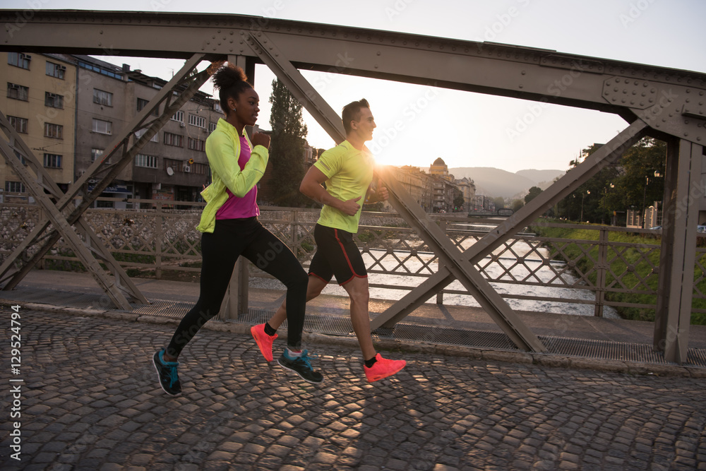 Obraz premium young multiethnic couple jogging in the city