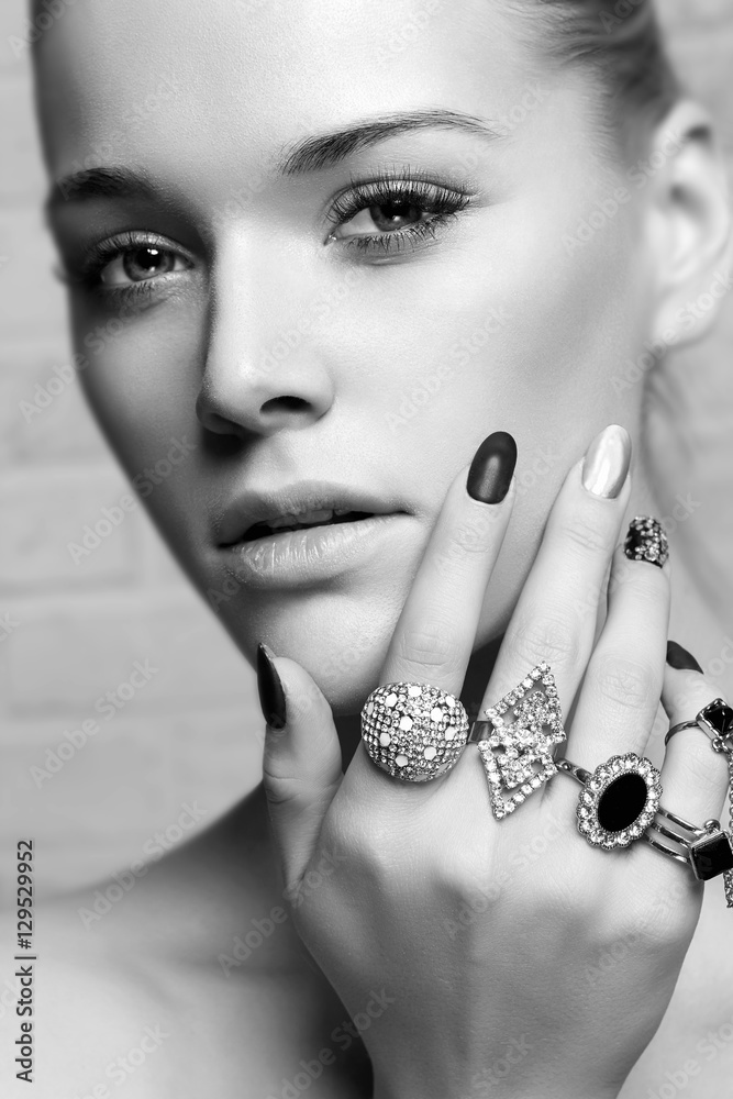 Obraz premium beauty face.woman's hands with jewelry rings.beauty and fashion portrait