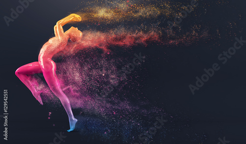 Fototapeta Abstrakcjonistyczna kolorowa plastikowa ludzkiego ciała manekin postać z rozrzucanie cząsteczkami nad czarnym tłem. Akcja biegania i skakania. Ilustracja renderowania 3D