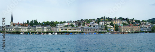 Luzern in der Schweiz/Blick vom Vierwaldstätter See in Luzern, Schweiz, Promenade mit Häusern, Hotels und einer Kirche, Foto vom See aus, Panorama