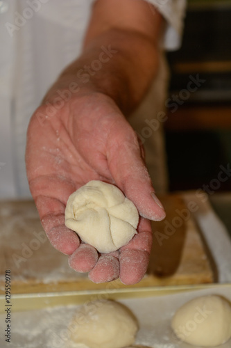 Bäcker zeigt seine Handsemmel - Nahaufnahme photo