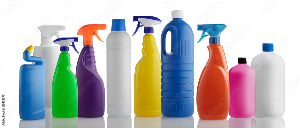Reihe von Putzmittel-Flaschen