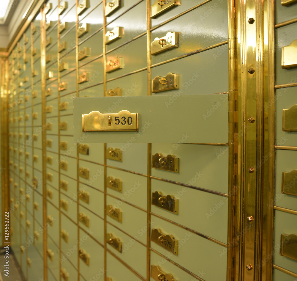 Bankschliessfach im Tresorraum in einer Bank - symbol of a bank vault ...