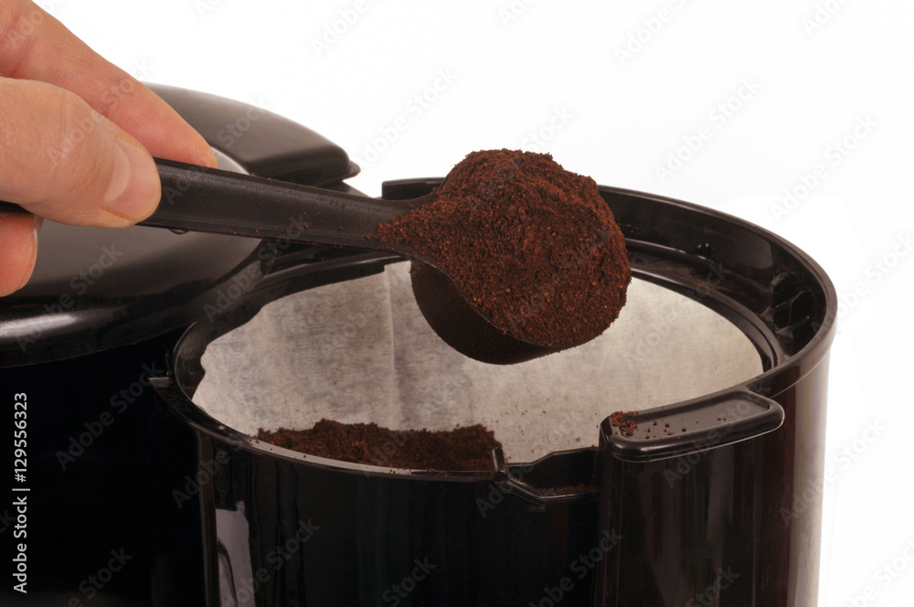 Remplissage du filtre à café dans une cafetière électrique Stock Photo Adobe Stock