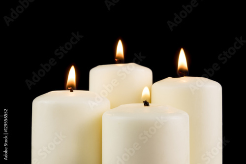 Weisse brennende Kerzen im dunklen