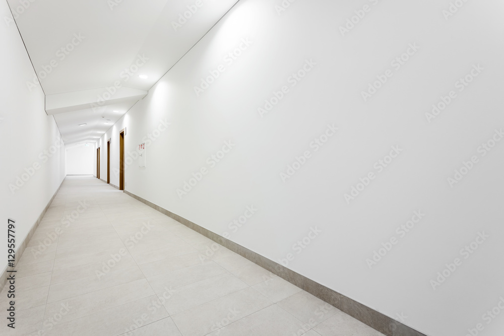 Long white clean hallway - obrazy, fototapety, plakaty 