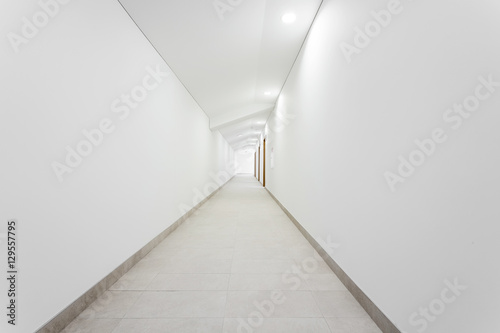 Obraz na płótnie Long white clean hallway w salonie