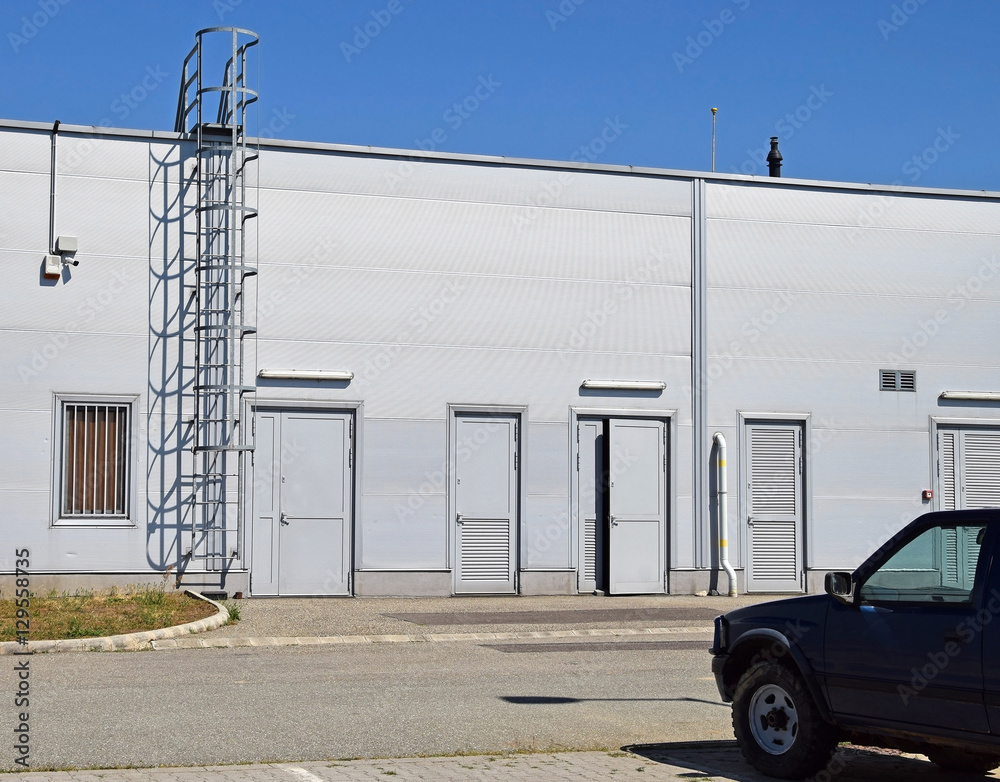 Naklejka premium Back side of the warehouse building