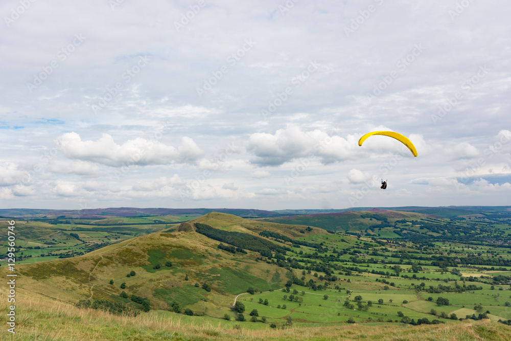 Paraglider über den Hügeln des Peak District