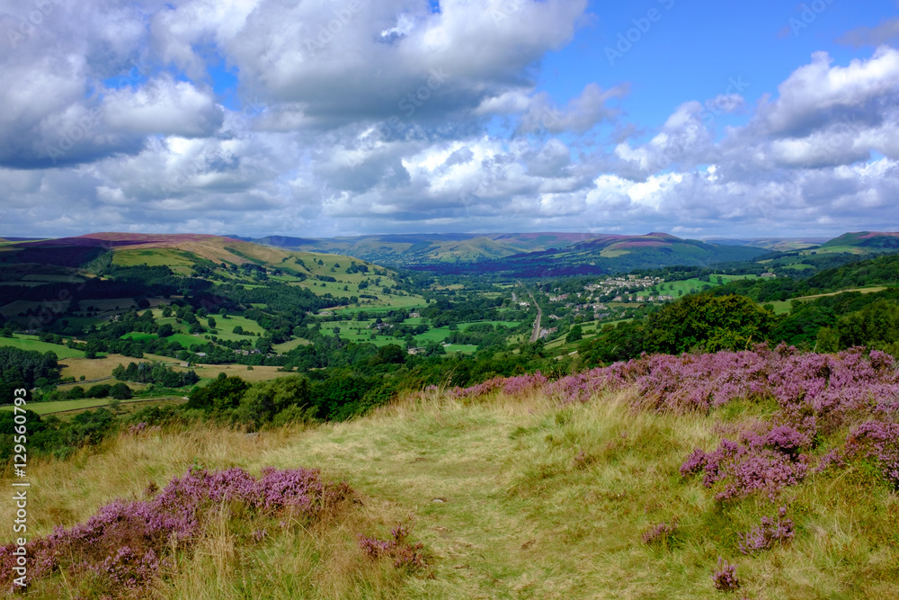 Naklejka premium Dramatischer Himmel über den Hügeln des Peak District
