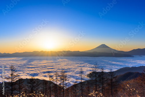 雲海に浮かぶ富士山と日の出 