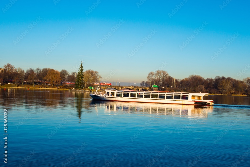 Obraz premium Schiff auf Binnenalster