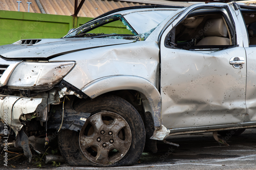 Fototapeta premium .Front tire and wrecked cars.