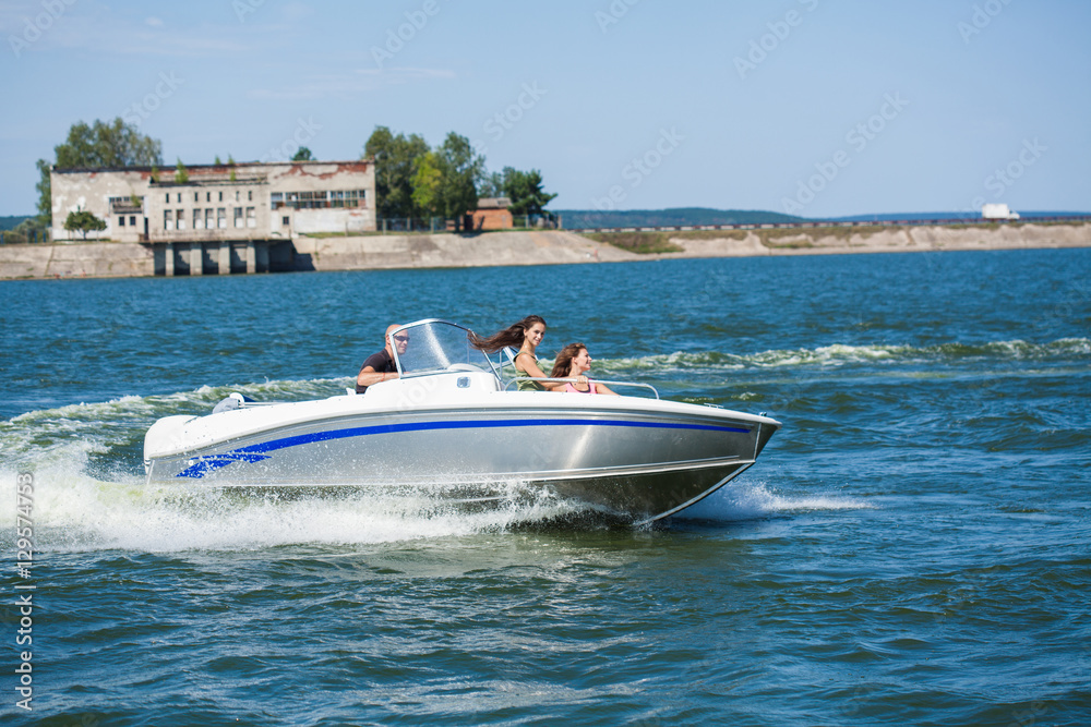 Obraz premium Girls ride on the boat to drift