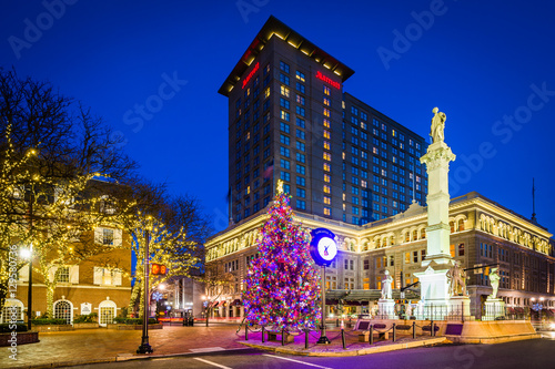 Fotografia, Obraz Christmas tree and buildings at Penn Square at night, in Lancast