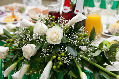 композиция из живых цветов для банкета