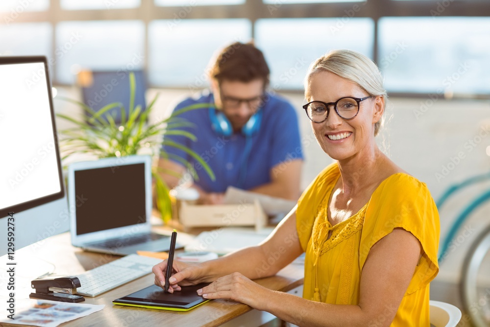 Obraz premium Graphic designer using graphics tablet