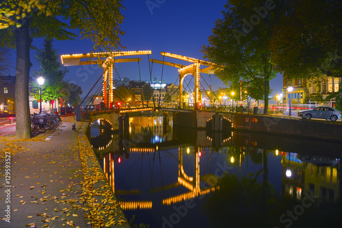 Obraz na płótnie Amsterdam city view with canals and bridges w salonie