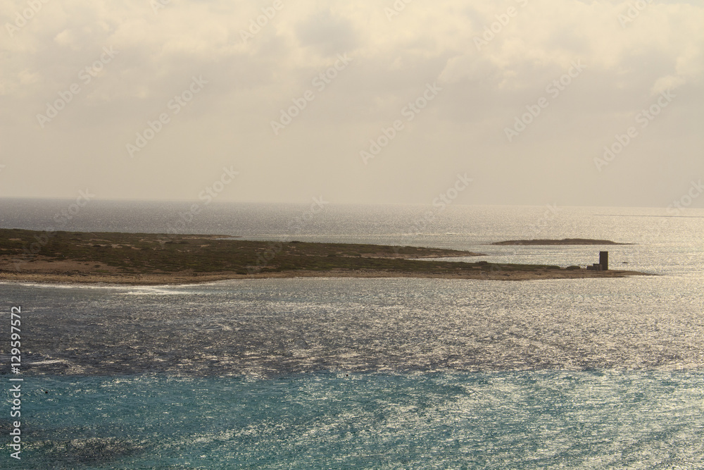 Stintino, in Sardegna mare e cielo, acqua e rocce, acqua limpida, sole sull'isola.