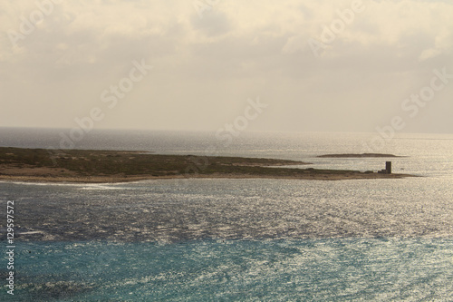 Stintino, in Sardegna mare e cielo, acqua e rocce, acqua limpida, sole sull'isola.