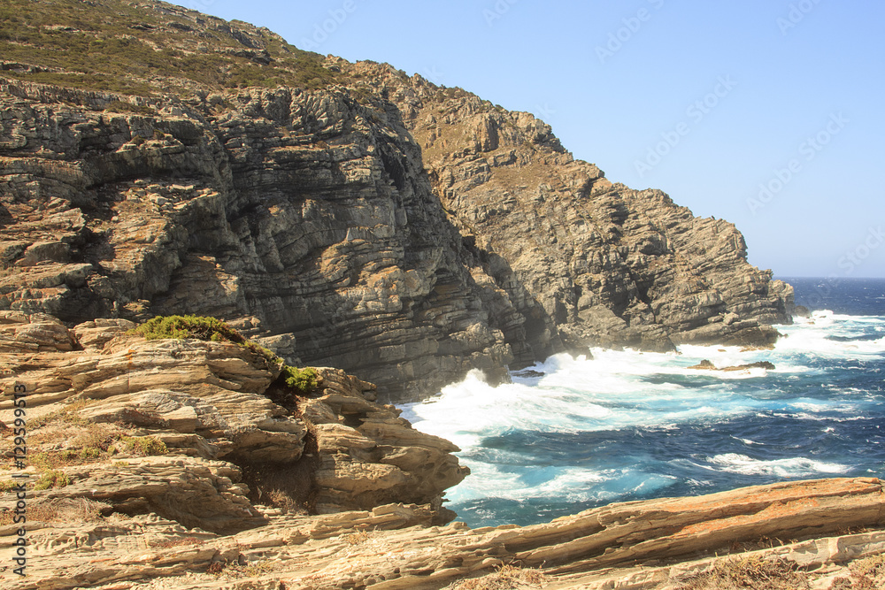 Stintino, in Sardegna mare e cielo, acqua e rocce, acqua limpida, sole sull'isola.