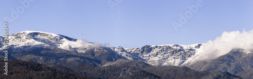 Montañas nevadas en el sistema central. Pico del moro Almanzor 