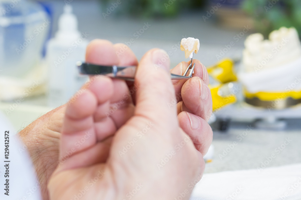 Naklejka premium Dentaltechniker bearbeitet Krone