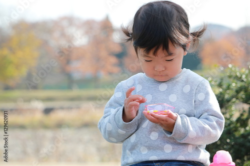 公園でおやつを食べる子供
