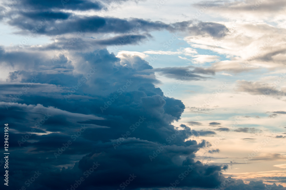 Obraz premium colorful dramatic sky with cloud at sunset