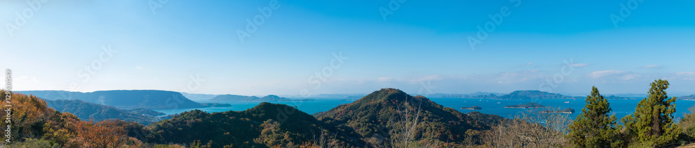 初冬の瀬戸内海と島々　パノラマ風景(香川県あじ竜王山公園より高松方面を望む)