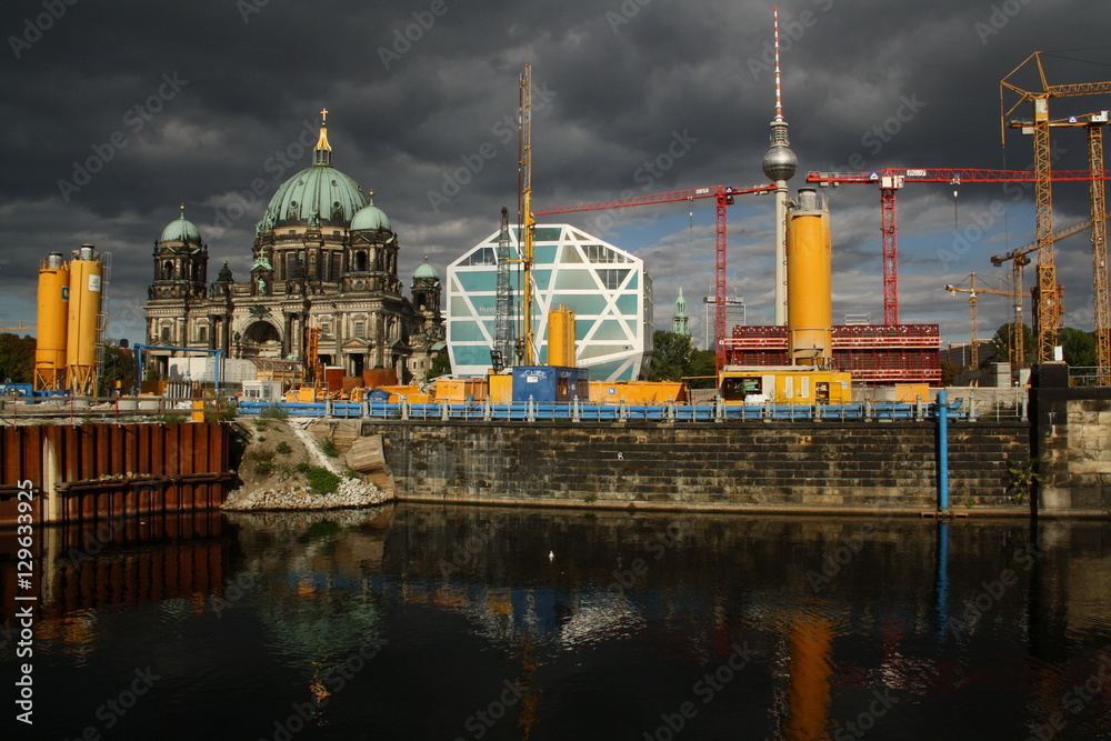 Obraz premium Berlin, Dom mit Baustelle