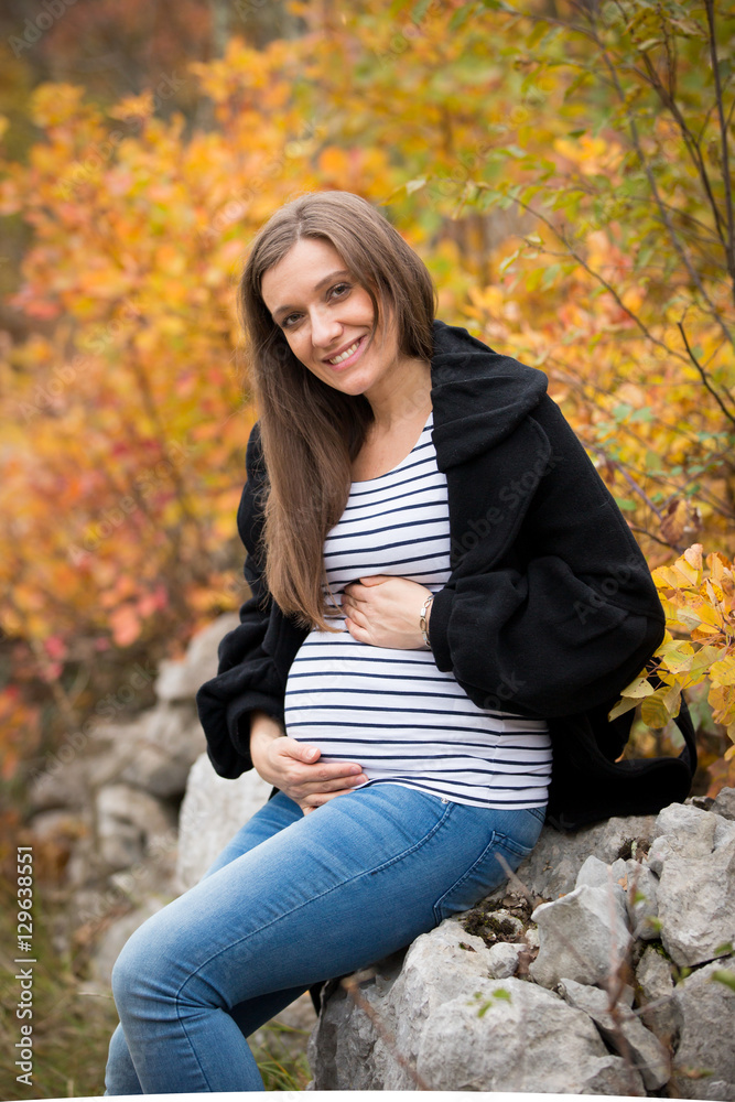 Obraz premium Beautiful pregnant caucasian woman in autumn