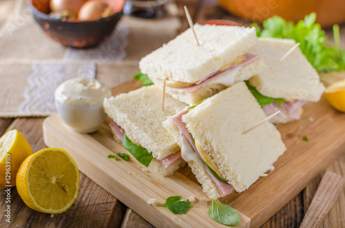 Bio sandwich with mayo, cheese and ham