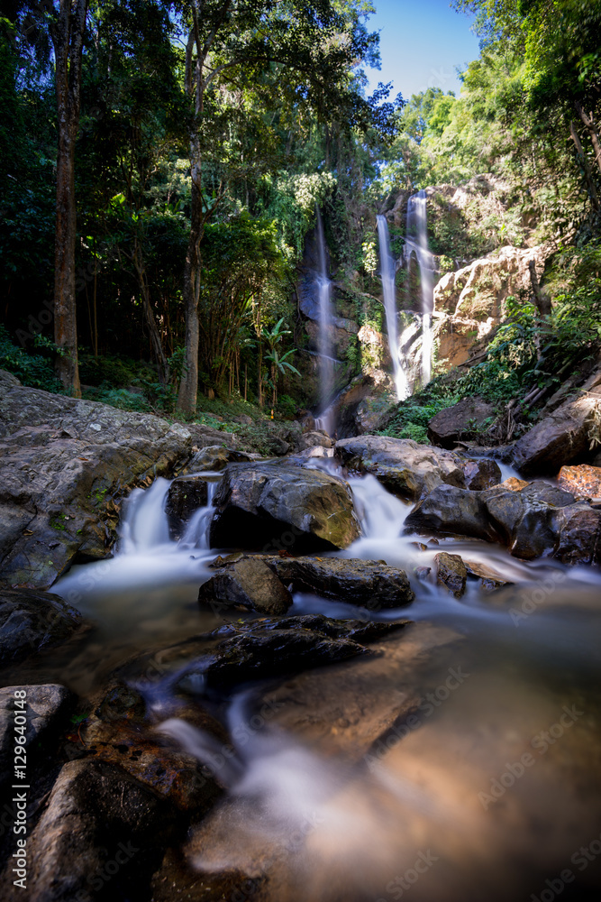 Obraz premium Mokfa Waterfall or Blue Waterfall in Chiang Mai, North of Thailand.