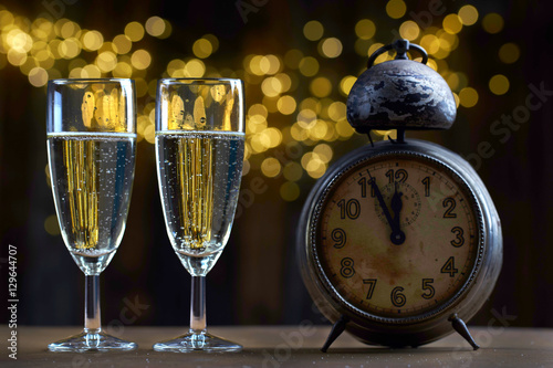 2 Gläser Champagner mit Wecker - Jahreswechsel