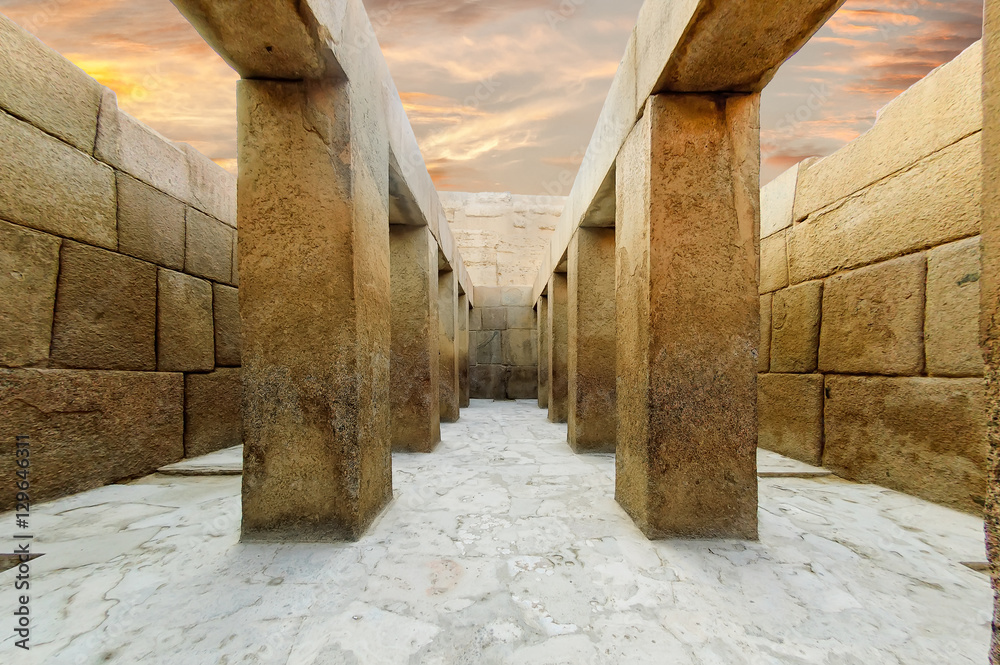 Obraz premium The valley temple of khafre, on the bottom of the causeway from the sphinx to the Great pyramid