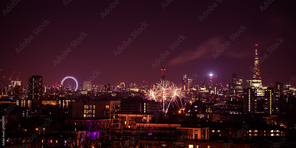 Fototapeta premium Beautiful fireworks above London. New Years Eve, view from Greenwich Point Hill 
