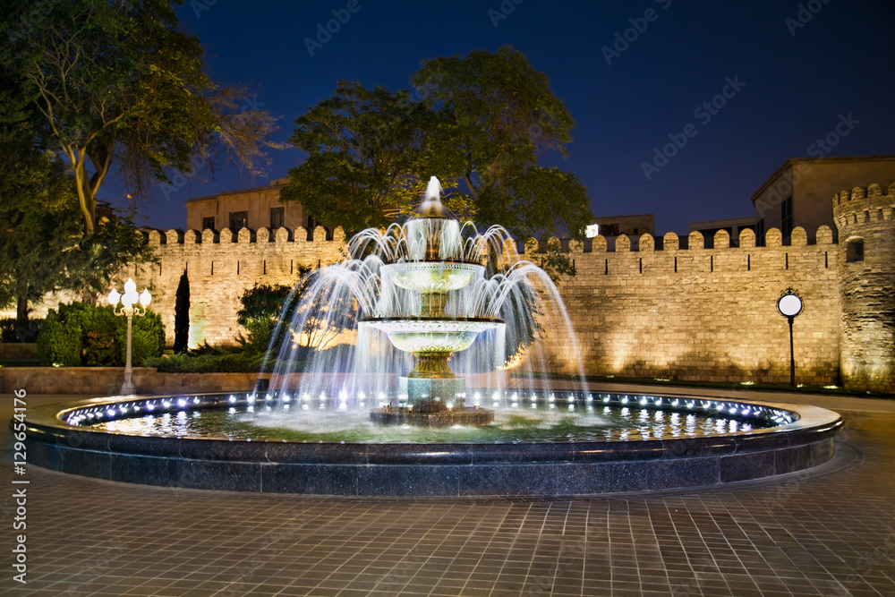 Fototapeta Fountain in front of ancient fortress wall in Baku, Azerbaijan.