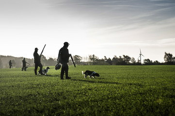 Papier peint photo Chasser Chasseur et son chien dans champ  © Helga Miller