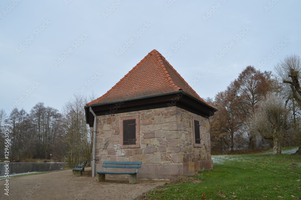 Kleines Steinbebäude im Herbst