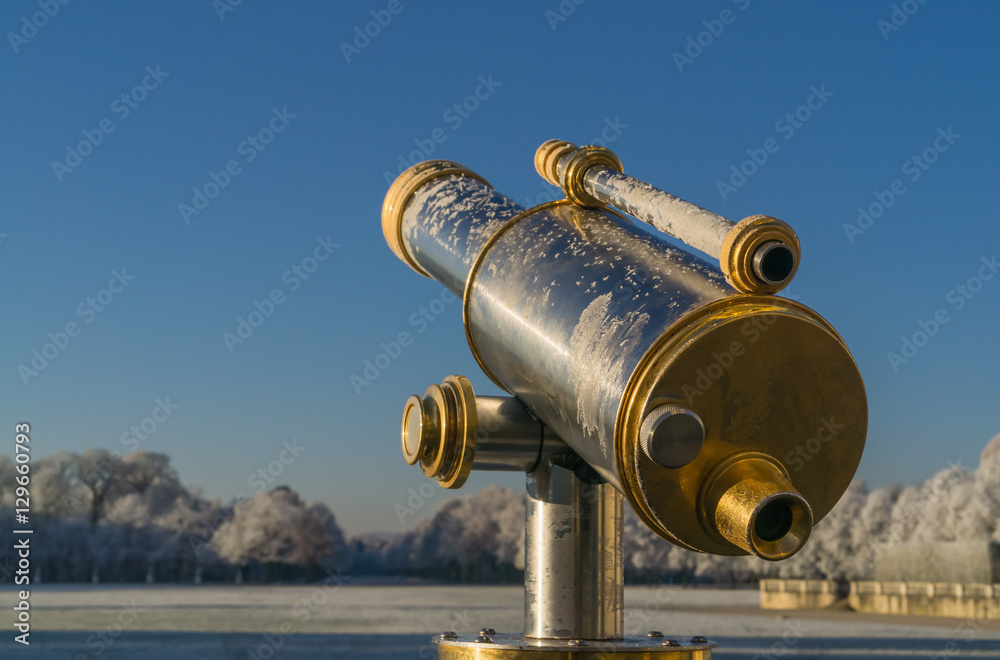 Fernrohr mit Ausblick auf die Karlsaue in Kassel, Deutschland, der Stadt der schönen Künste, der Documenta Fernrohr mit Ausblick auf die Karlsaue in Kassel, Deutschland, der Stadt der schönen Künste, der Documenta