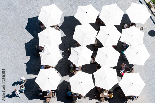 Bistro mit Sonnenschirmen aus der Vogelperspektive photo