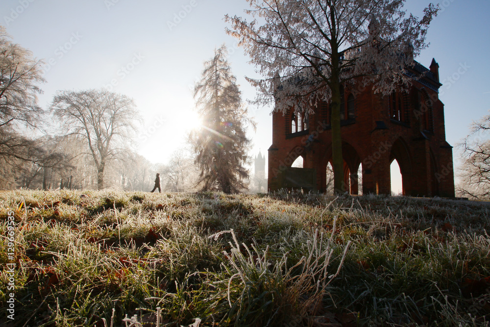 Obraz premium Gerichtslaube im Park Babelsberg im Winter Sonnenlicht