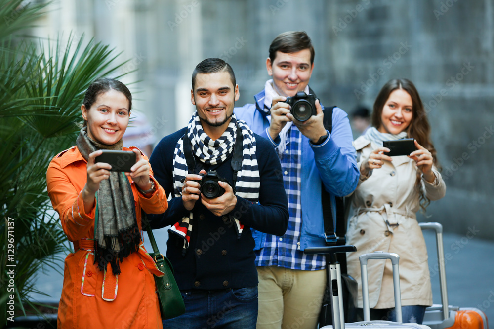 Obraz premium Adult tourists taking photoes