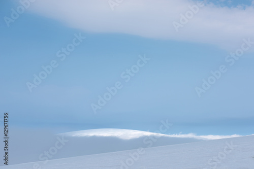 Eisbedeckter Berggipfel mit blauem Himmel © franke 182