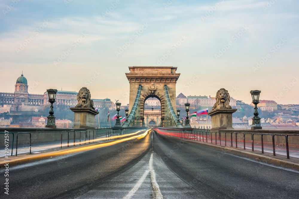 Obraz premium historical chain bridge at sunrise, budapest
